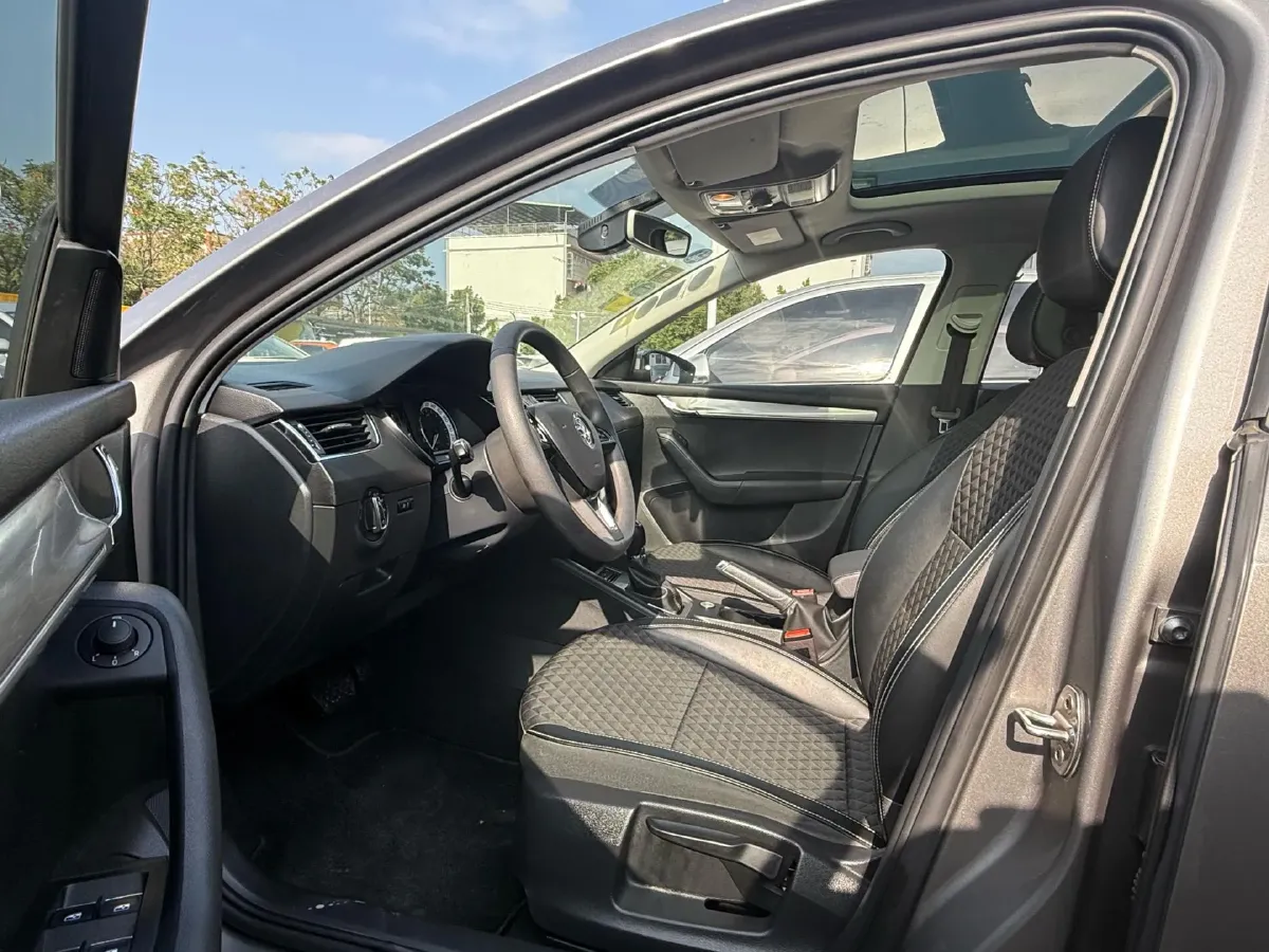 2019 Skoda Octavia 1.5L 116HP L4 6AT,autocango,china used car exporter,china ev exporter,chinese used car exporter,chinese used ev exporter