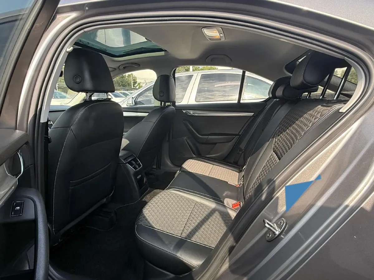 2019 Skoda Octavia 1.5L 116HP L4 6AT,autocango,china used car exporter,china ev exporter,chinese used car exporter,chinese used ev exporter