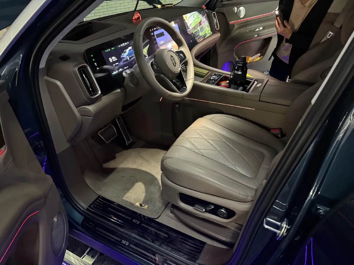 2024 AITO AITO M9 1.5T 152HP L4 REEV 42KWH,autocango,china used car exporter,china ev exporter,chinese used car exporter,chinese used ev exporter