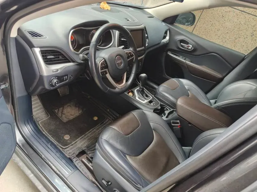 2020 Jeep Cherokee 2.0L 148HP L4 9AT,autocango,china used car exporter,china ev exporter,chinese used car exporter,chinese used ev exporter