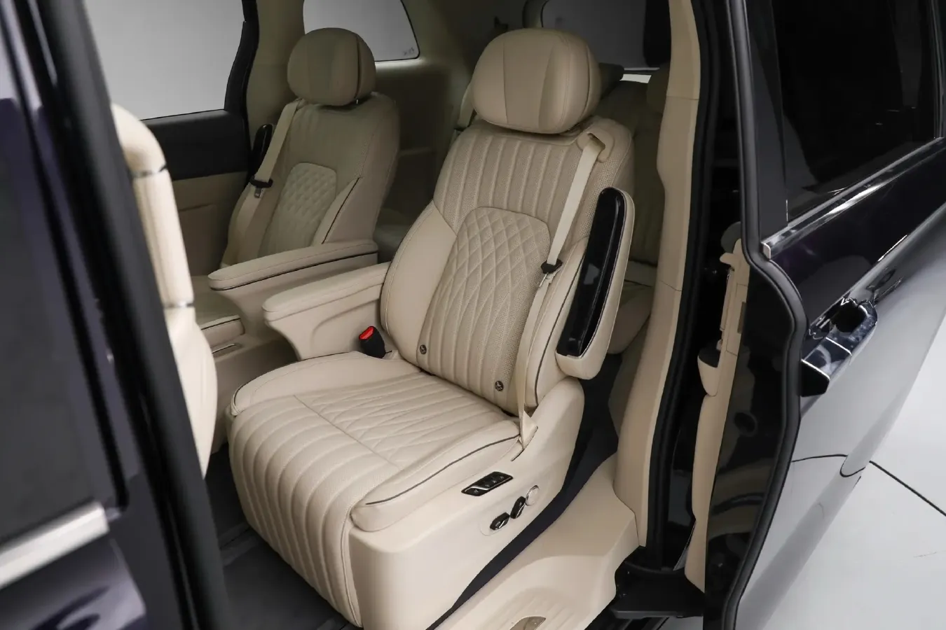 2024 Voyah Dream 1.5T 150HP L4 PHEV 43KWH,autocango,china used car exporter,china ev exporter,chinese used car exporter,chinese used ev exporter