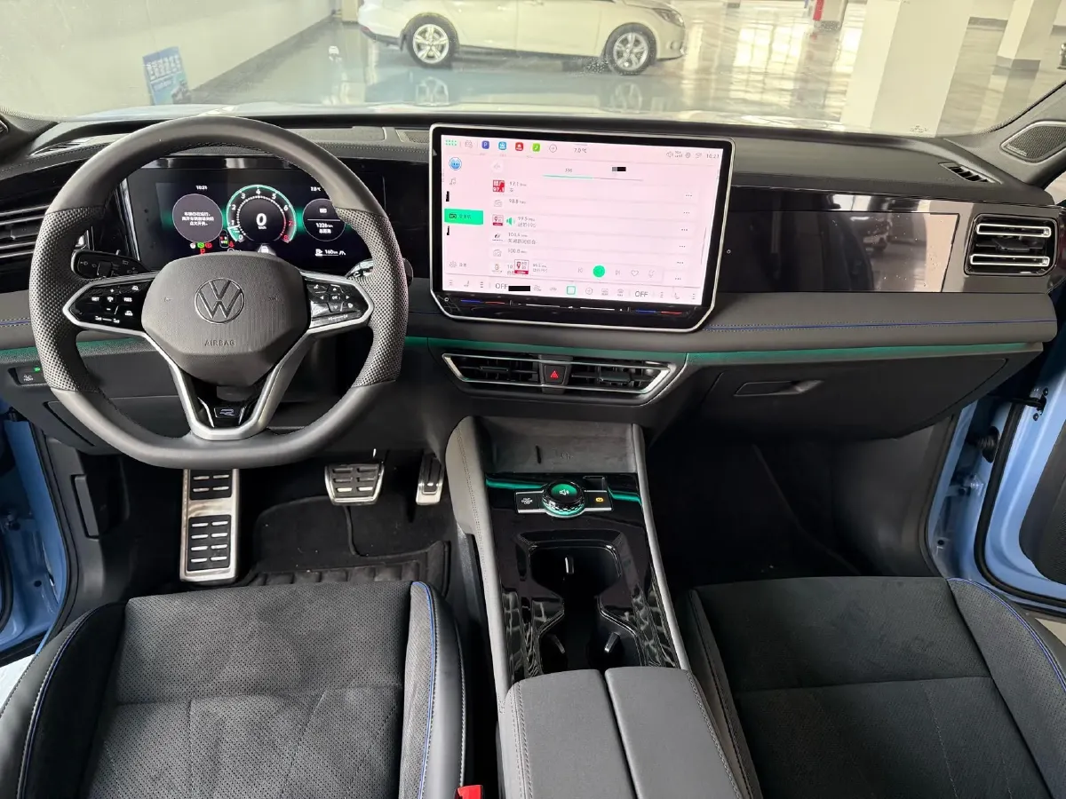 2025 Volkswagen Tiguan L 2.0T 220HP L4 7DCT,autocango,china used car exporter,china ev exporter,chinese used car exporter,chinese used ev exporter