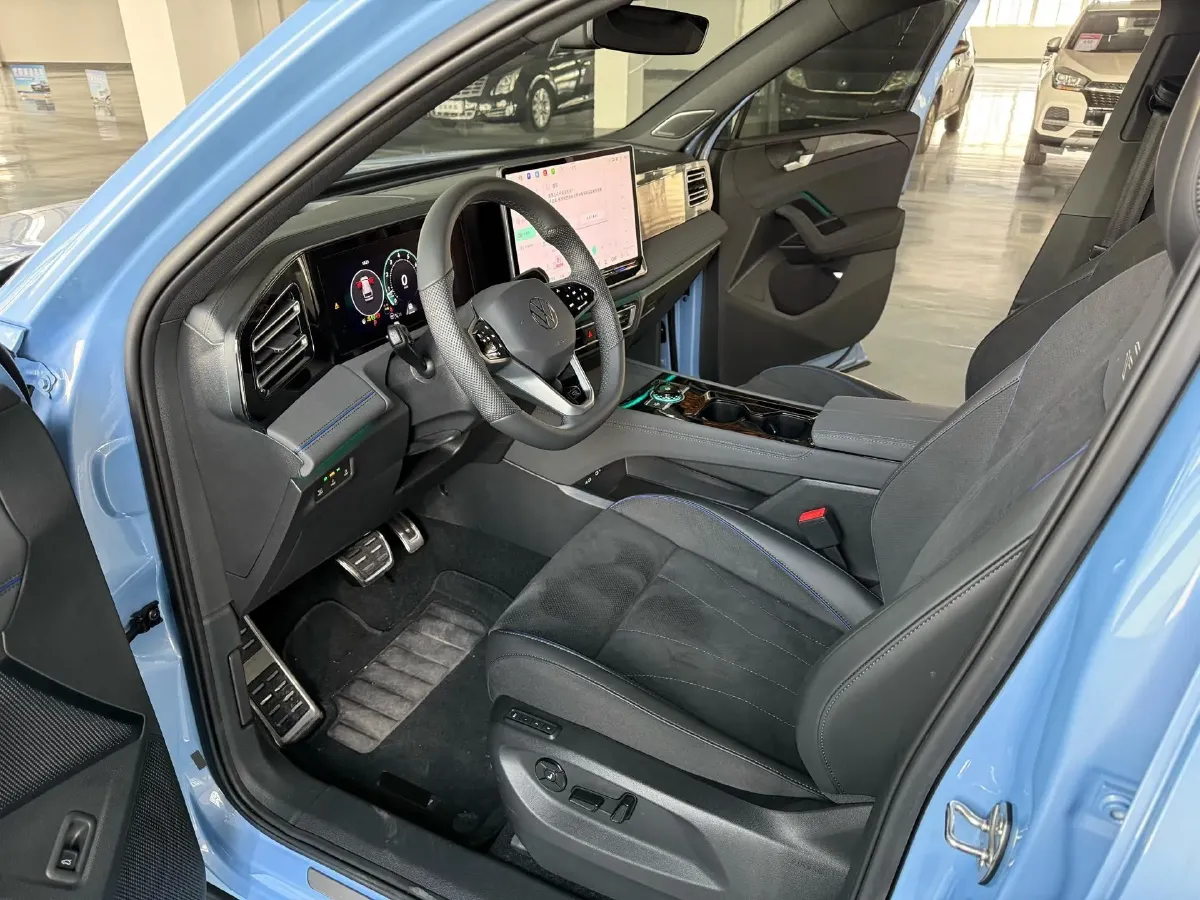 2025 Volkswagen Tiguan L 2.0T 220HP L4 7DCT,autocango,china used car exporter,china ev exporter,chinese used car exporter,chinese used ev exporter