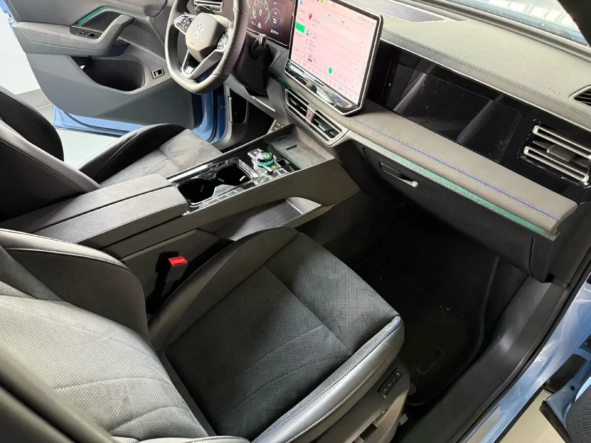 2025 Volkswagen Tiguan L 2.0T 220HP L4 7DCT,autocango,china used car exporter,china ev exporter,chinese used car exporter,chinese used ev exporter