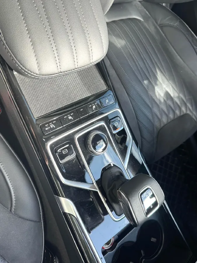 2022 HongQi HS5 2.0T 224HP L4 6AT,autocango,china used car exporter,china ev exporter,chinese used car exporter,chinese used ev exporter