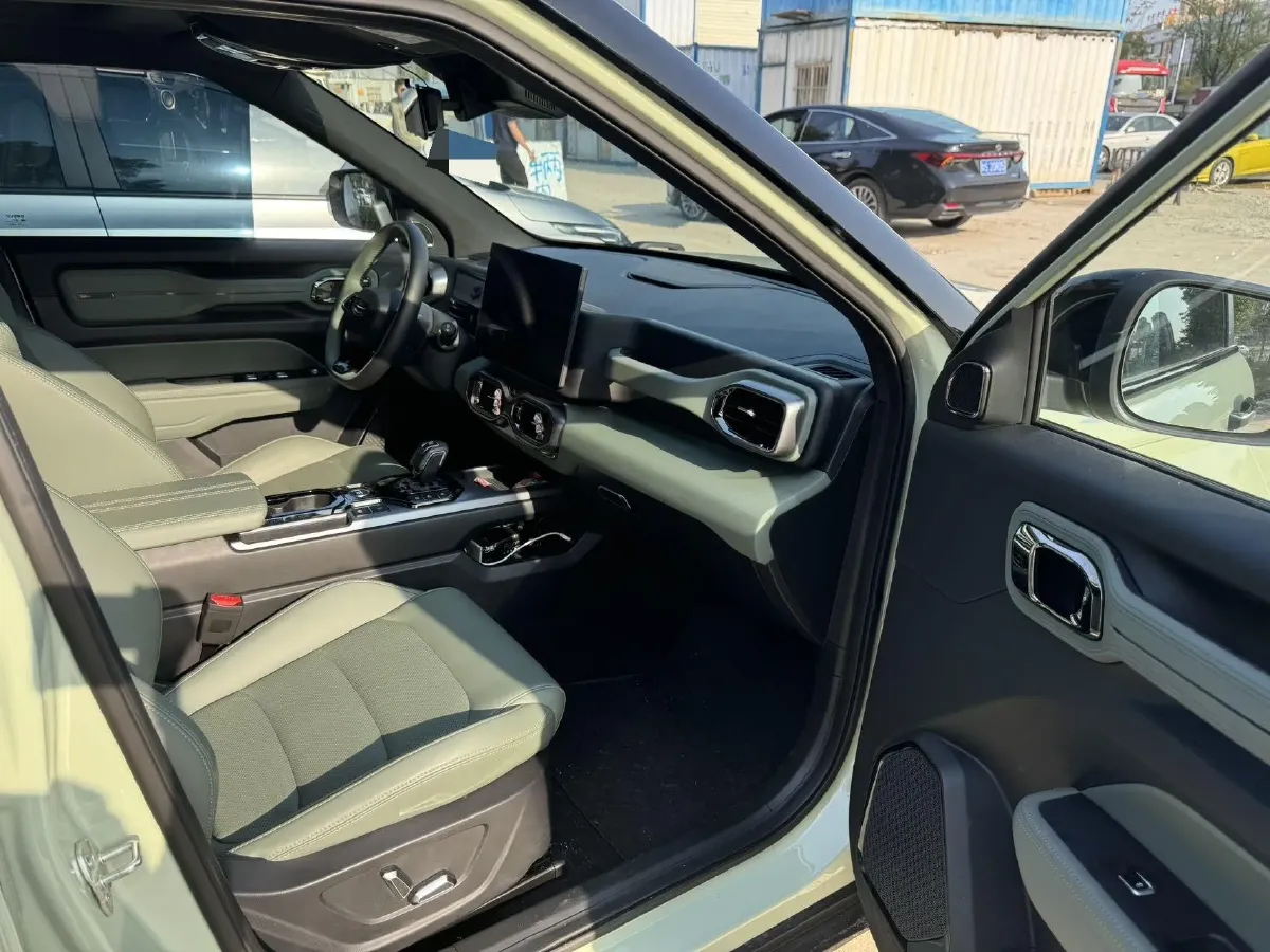 2025 Geely Cowboy 1.5T 181HP L4 7DCT,autocango,china used car exporter,china ev exporter,chinese used car exporter,chinese used ev exporter