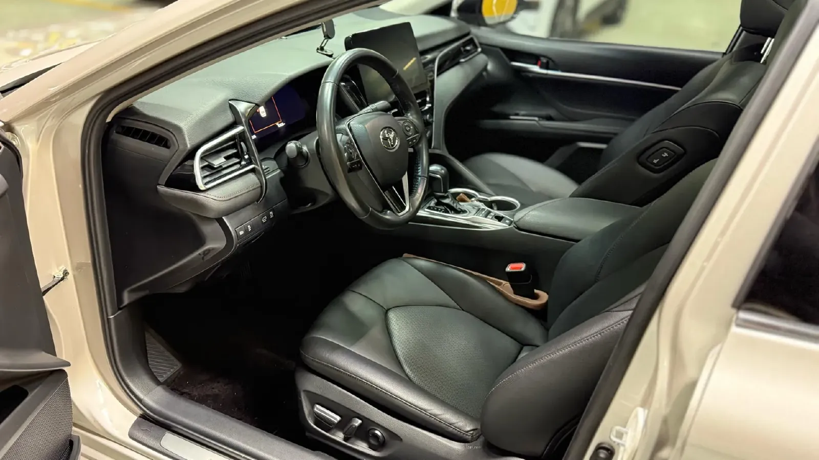 2023 Toyota Camry 2.5L 178HP L4 E-CVT Hybrid,autocango,china used car exporter,china ev exporter,chinese used car exporter,chinese used ev exporter