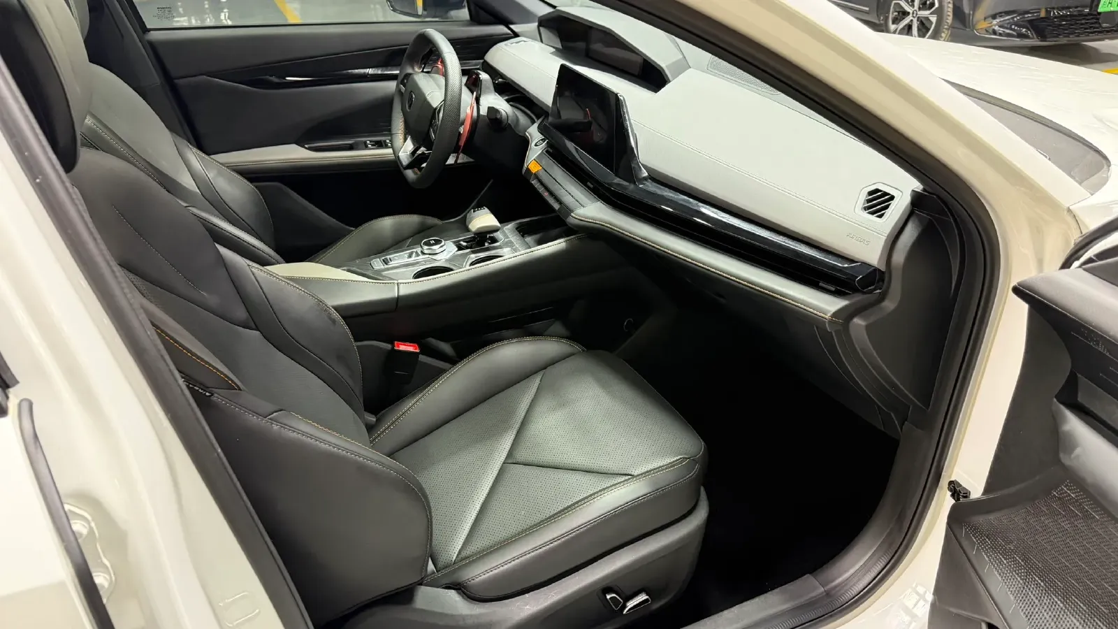 2022 ChangAn UNI-V 1.5T 188HP L4 7DCT,autocango,china used car exporter,china ev exporter,chinese used car exporter,chinese used ev exporter