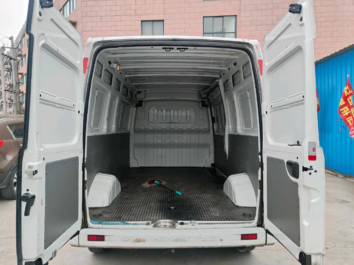 2023 MAXUS XinTu V80 2.0T 127HP L4 6MT,autocango,china used car exporter,china ev exporter,chinese used car exporter,chinese used ev exporter