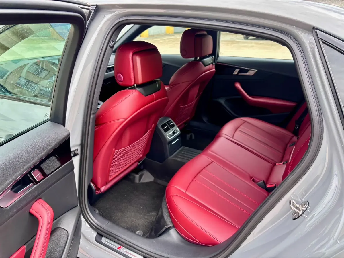 2025 Audi A4L 2.0T 190HP L4 7DCT,autocango,china used car exporter,china ev exporter,chinese used car exporter,chinese used ev exporter