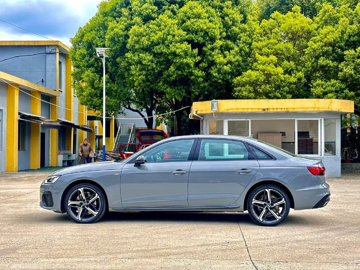 2025 Audi A4L 2.0T 190HP L4 7DCT,autocango,china used car exporter,china ev exporter,chinese used car exporter,chinese used ev exporter