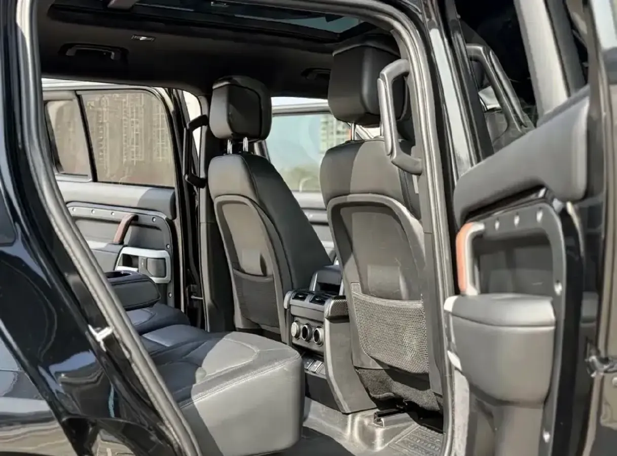 2023 Land Rover Defender 3.0T 400HP L6 8AT,autocango,china used car exporter,china ev exporter,chinese used car exporter,chinese used ev exporter