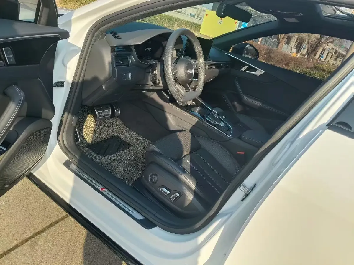 2024 Audi A4L 2.0T 190HP L4 7DCT,autocango,china used car exporter,china ev exporter,chinese used car exporter,chinese used ev exporter