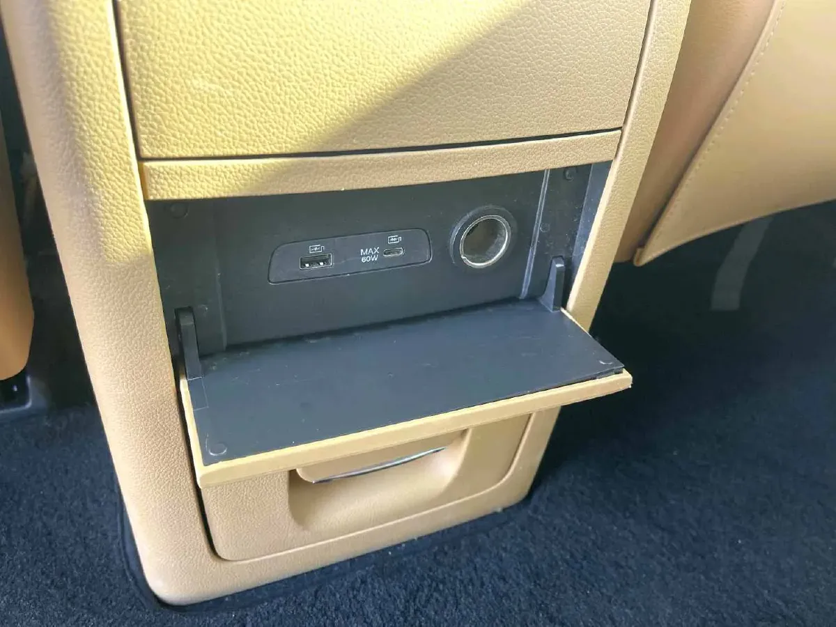 2024 Voyah Dream 1.5T 150HP L4 PHEV 43KWH,autocango,china used car exporter,china ev exporter,chinese used car exporter,chinese used ev exporter