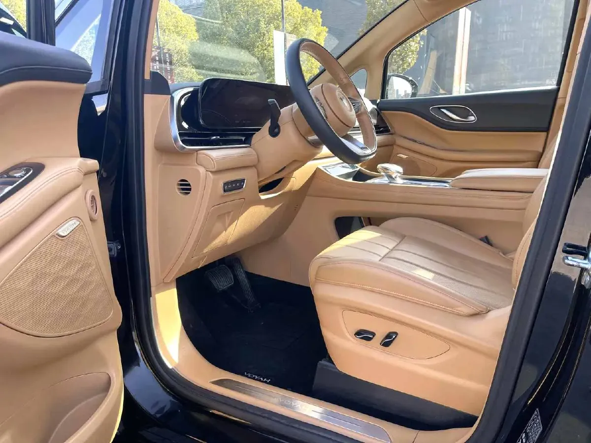 2024 Voyah Dream 1.5T 150HP L4 PHEV 43KWH,autocango,china used car exporter,china ev exporter,chinese used car exporter,chinese used ev exporter