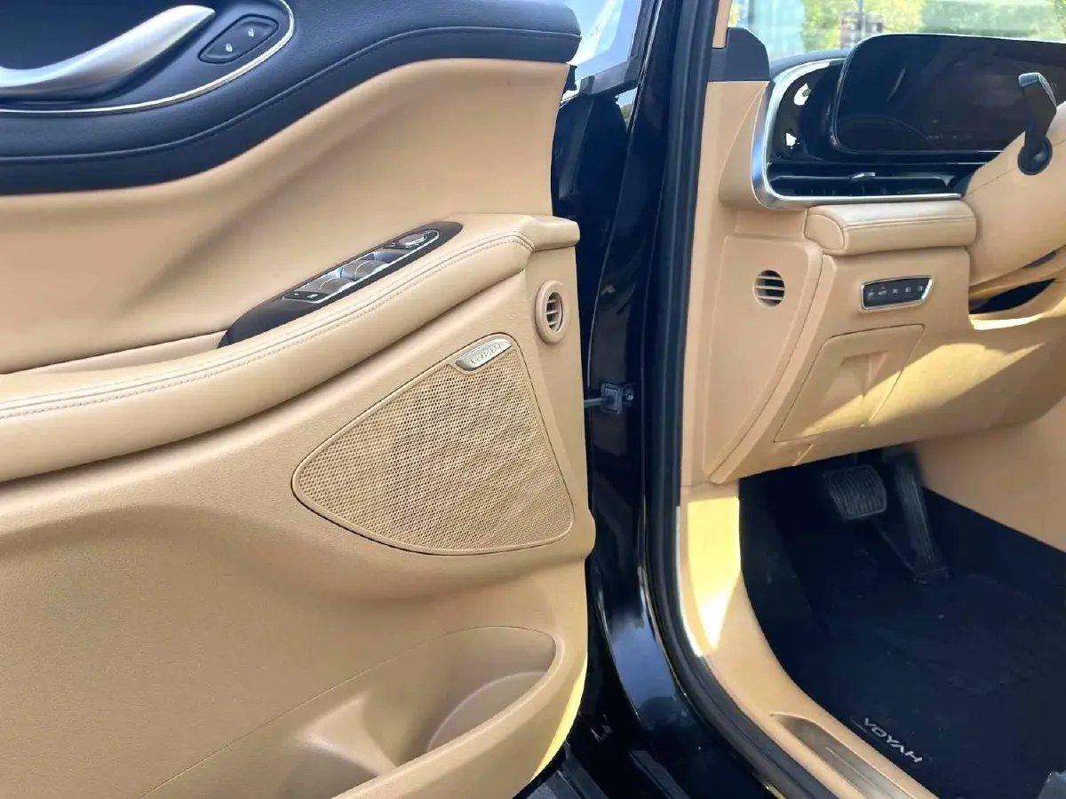 2024 Voyah Dream 1.5T 150HP L4 PHEV 43KWH,autocango,china used car exporter,china ev exporter,chinese used car exporter,chinese used ev exporter