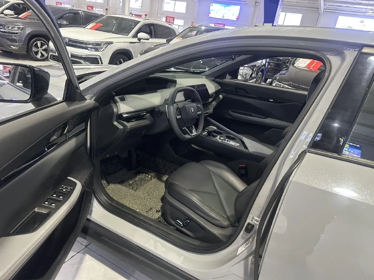 2022 ChangAn UNI-V 1.5T 188HP L4 7DCT,autocango,china used car exporter,china ev exporter,chinese used car exporter,chinese used ev exporter