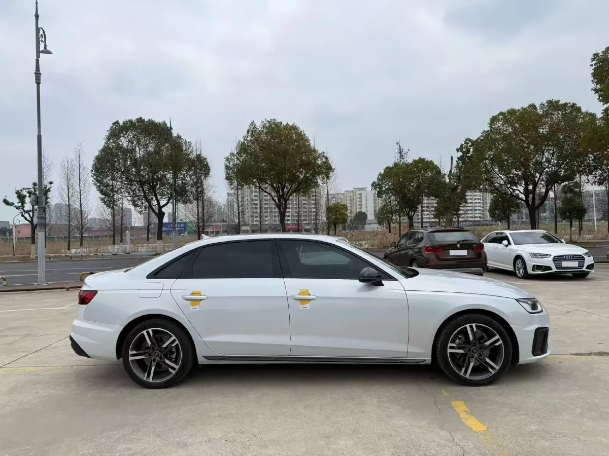 2022 Audi A4L 2.0T 190HP L4 7DCT,autocango,china used car exporter,china ev exporter,chinese used car exporter,chinese used ev exporter