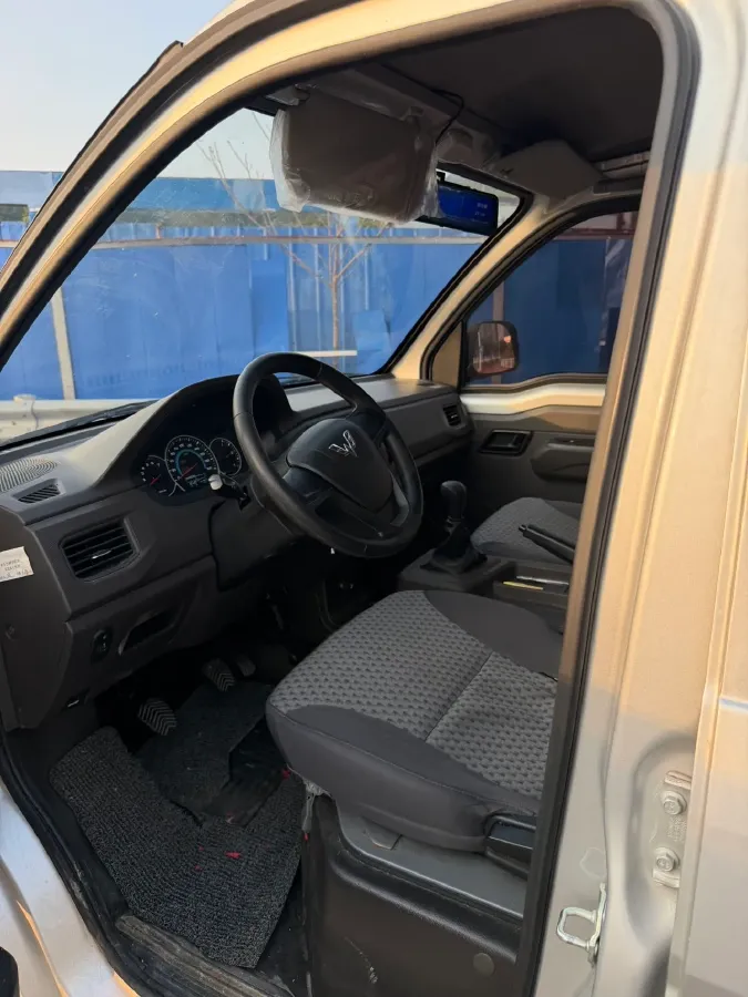 2023 WuLing RongGuang New Truck 1.5L 102HP L4 5MT,autocango,china used car exporter,china ev exporter,chinese used car exporter,chinese used ev exporter