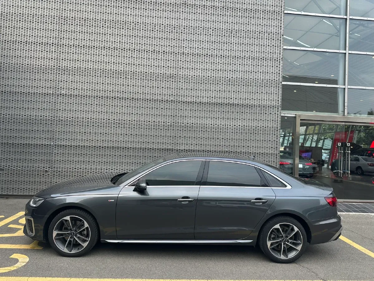 2022 Audi A4L 2.0T 190HP L4 7DCT,autocango,china used car exporter,china ev exporter,chinese used car exporter,chinese used ev exporter