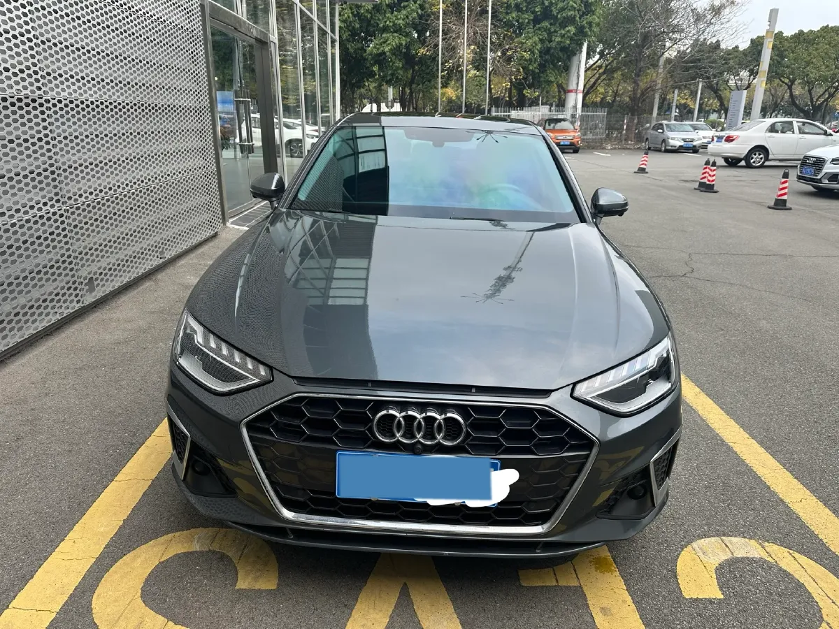 2022 Audi A4L 2.0T 190HP L4 7DCT,autocango,china used car exporter,china ev exporter,chinese used car exporter,chinese used ev exporter