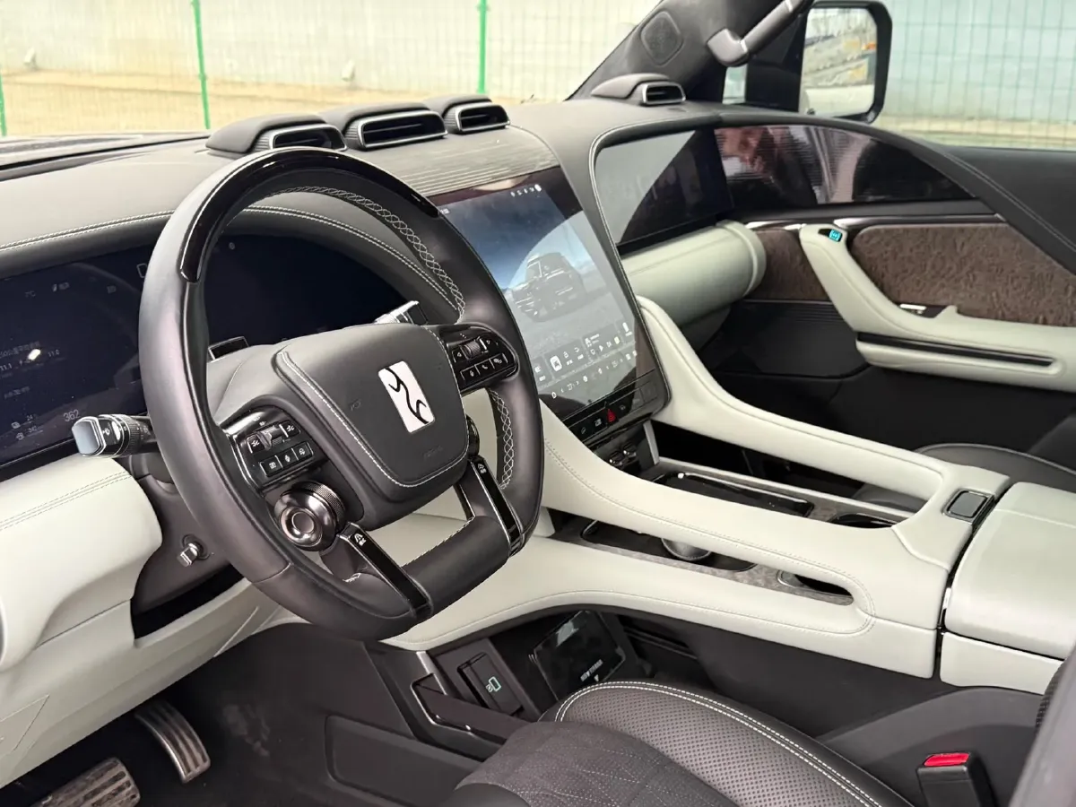 2024 YangWang U8 2.0T 272HP L4 REEV 49.05KWH,autocango,china used car exporter,china ev exporter,chinese used car exporter,chinese used ev exporter