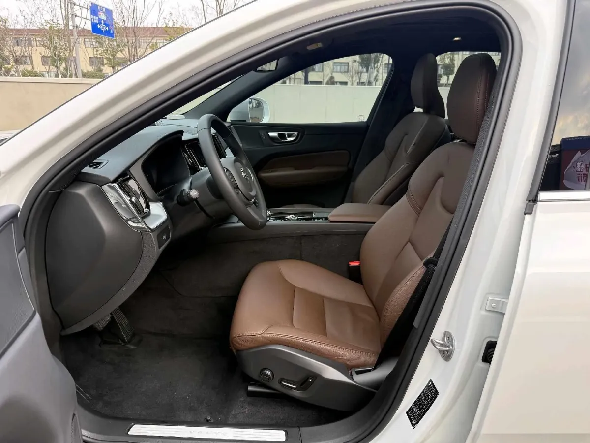 2023 Volvo XC60 2.0T 250HP L4 8AT,autocango,china used car exporter,china ev exporter,chinese used car exporter,chinese used ev exporter