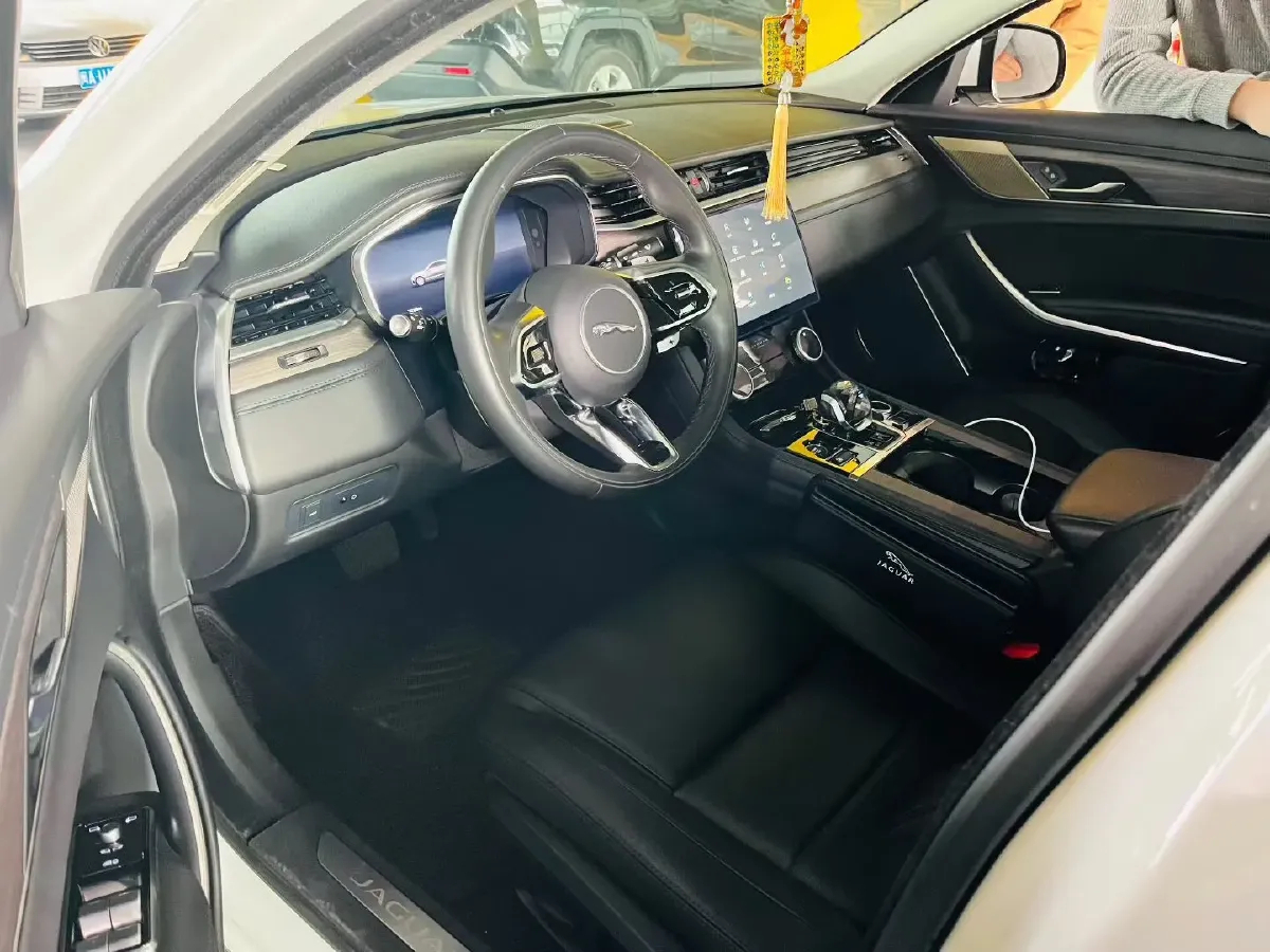 2023 Jaguar XFL 2.0T 200HP L4 8AT,autocango,china used car exporter,china ev exporter,chinese used car exporter,chinese used ev exporter