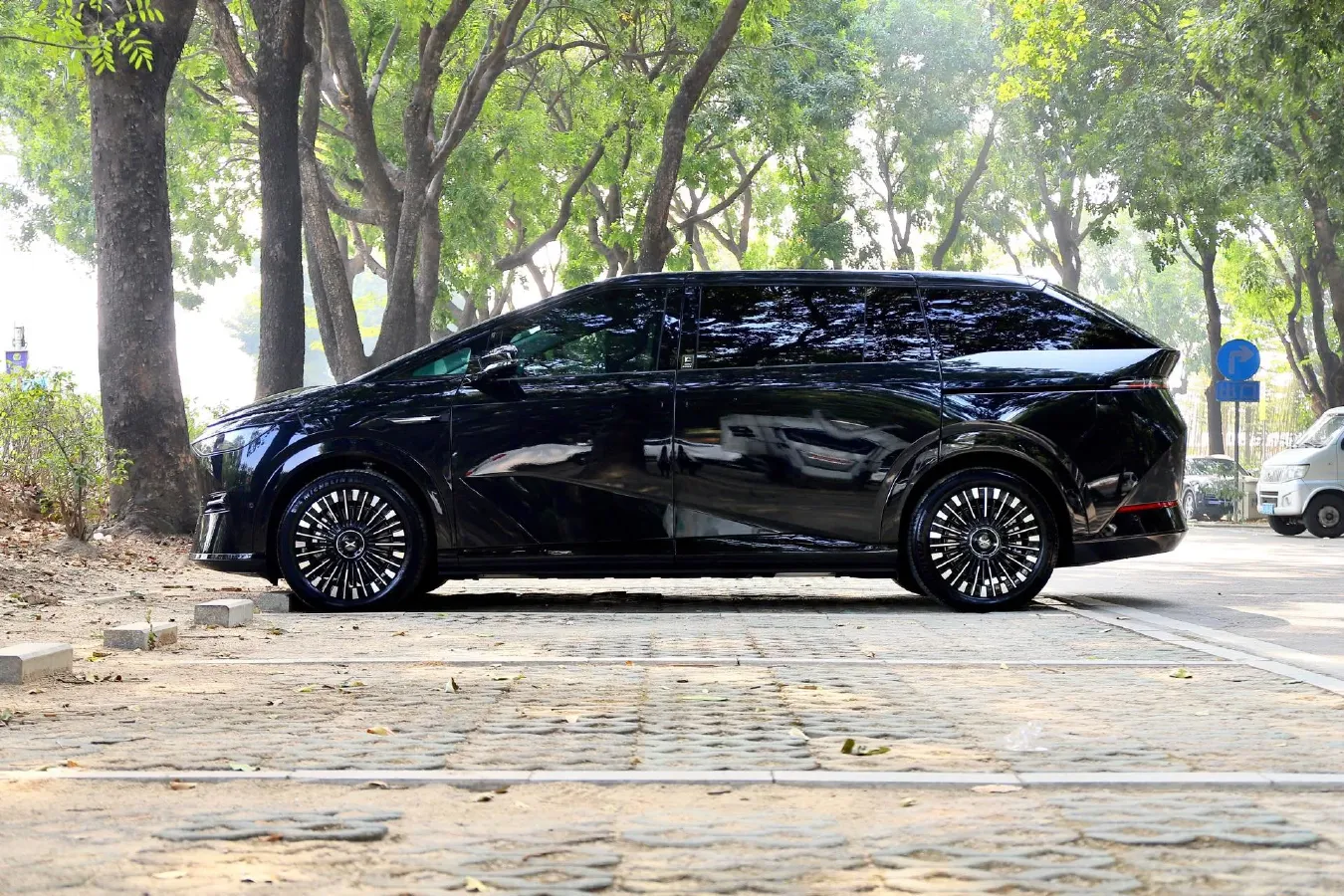 2025 Xpeng X9 BEV,autocango,china used car exporter,china ev exporter,chinese used car exporter,chinese used ev exporter