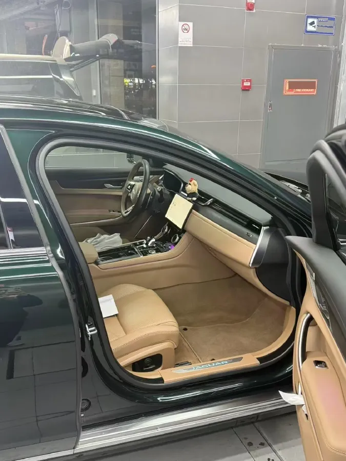 2022 Jaguar XFL 2.0T 250HP L4 8AT,autocango,china used car exporter,china ev exporter,chinese used car exporter,chinese used ev exporter