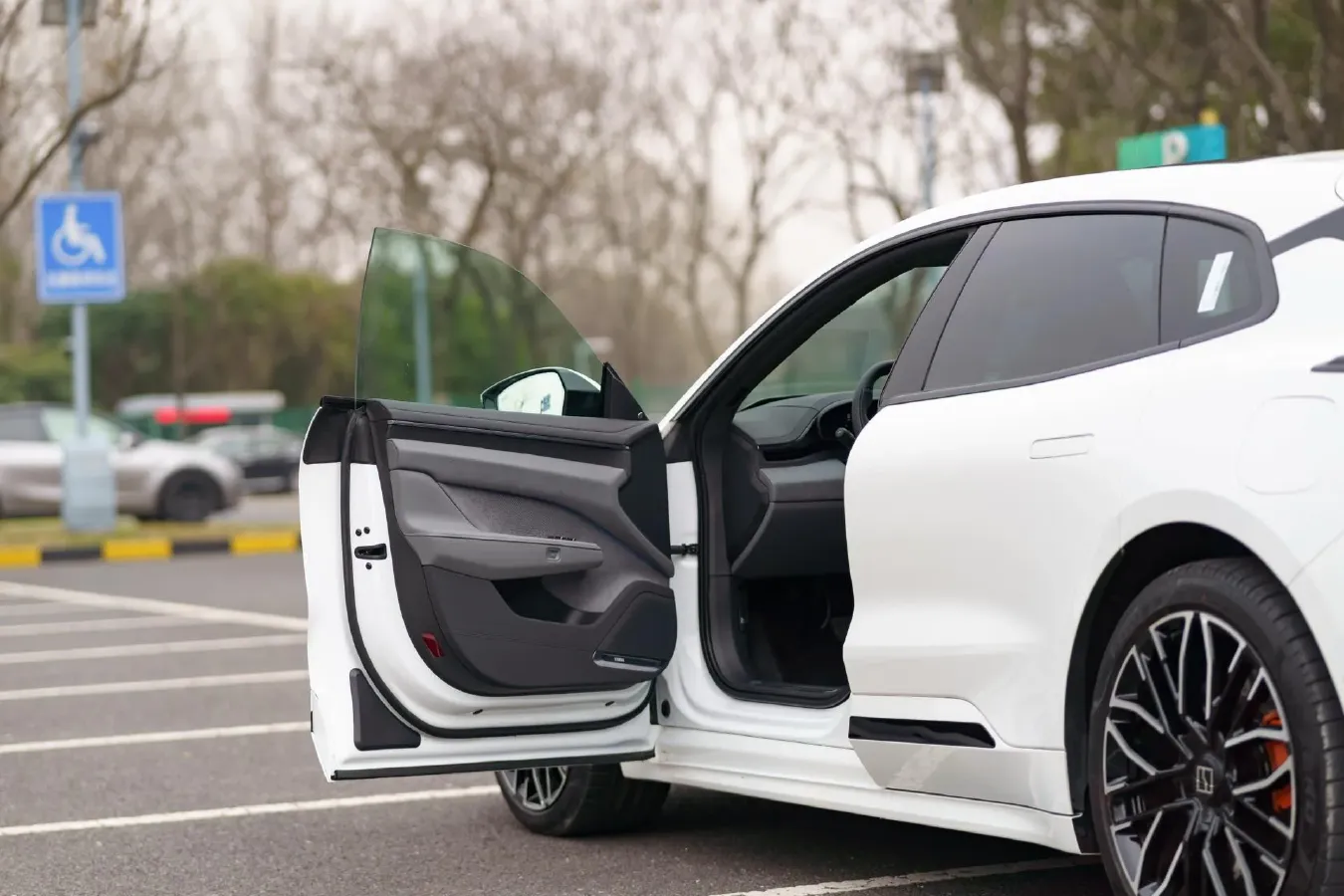 2025 Zeekr 001 BEV 100KWH,autocango,china used car exporter,china ev exporter,chinese used car exporter,chinese used ev exporter