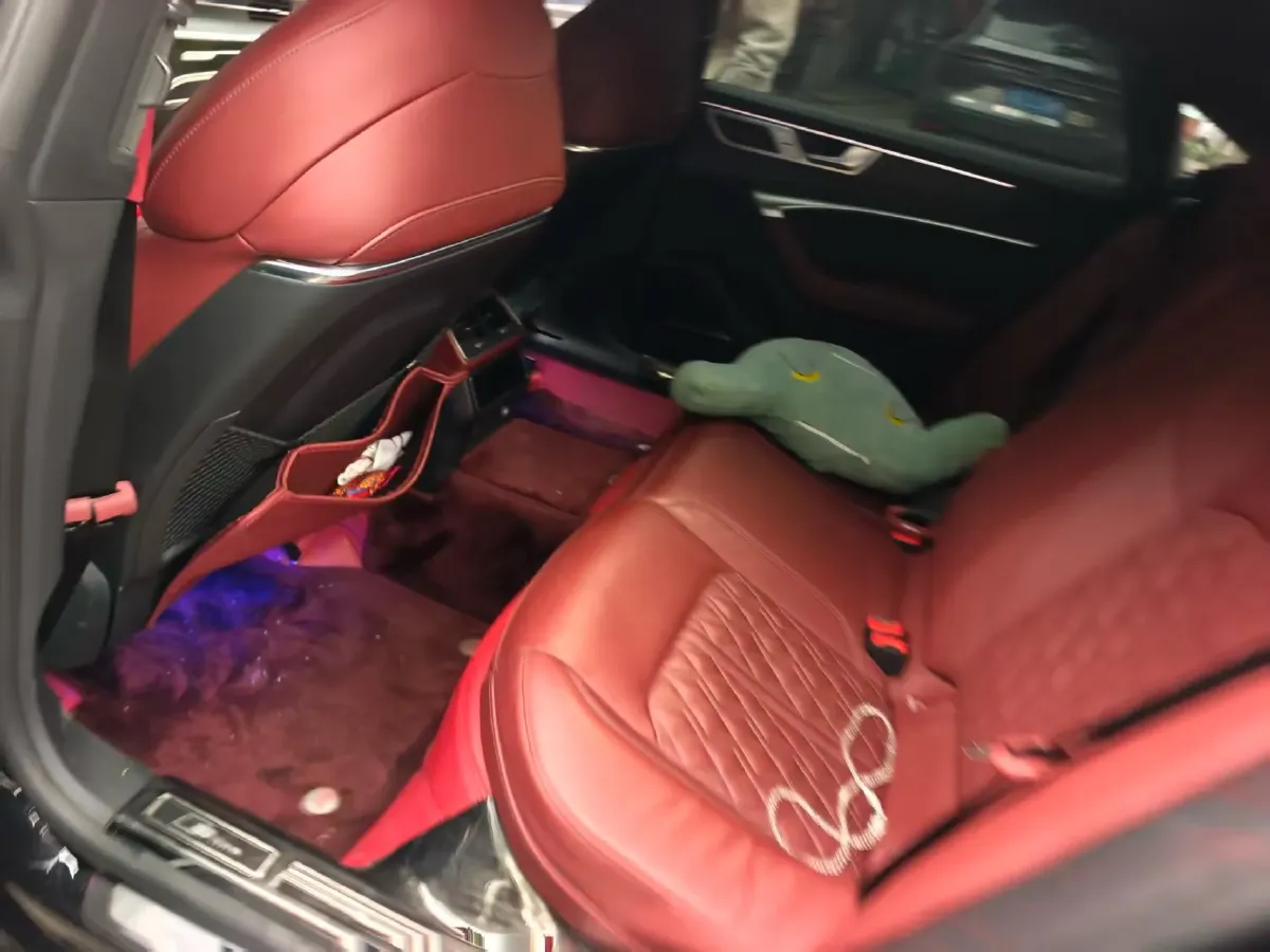 2024 Audi A7L 2.0T 245HP L4 7DCT,autocango,china used car exporter,china ev exporter,chinese used car exporter,chinese used ev exporter