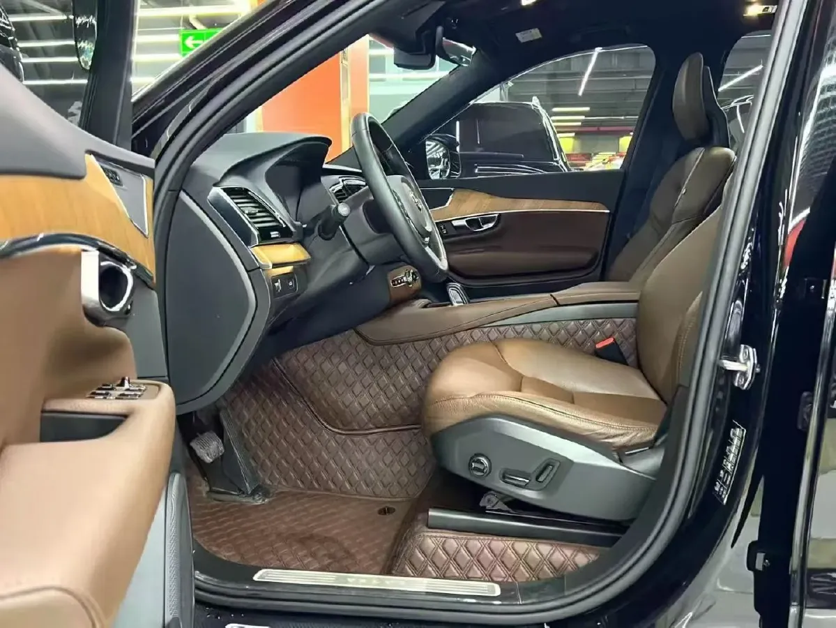 2021 Volvo XC90 2.0T 299HP L4 8AT,autocango,china used car exporter,china ev exporter,chinese used car exporter,chinese used ev exporter