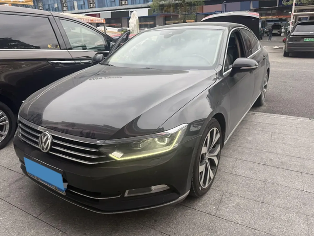 2019 Volkswagen Magotan 2.0T 220HP L4 7DCT,autocango,china used car exporter,china ev exporter,chinese used car exporter,chinese used ev exporter