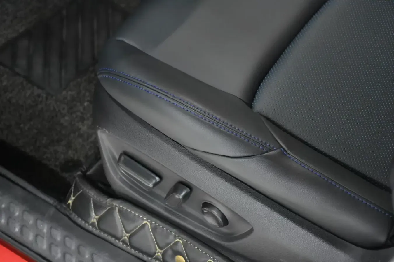 2020 Toyota C-HR 2.0L 171HP L4 CVT,autocango,china used car exporter,china ev exporter,chinese used car exporter,chinese used ev exporter