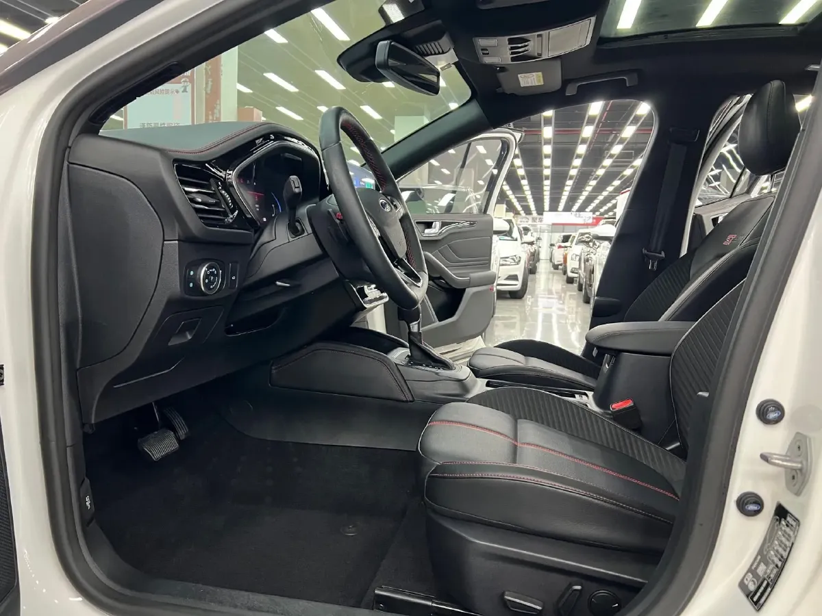 2022 Ford Focus 1.5T 177HP L4 6AT,autocango,china used car exporter,china ev exporter,chinese used car exporter,chinese used ev exporter