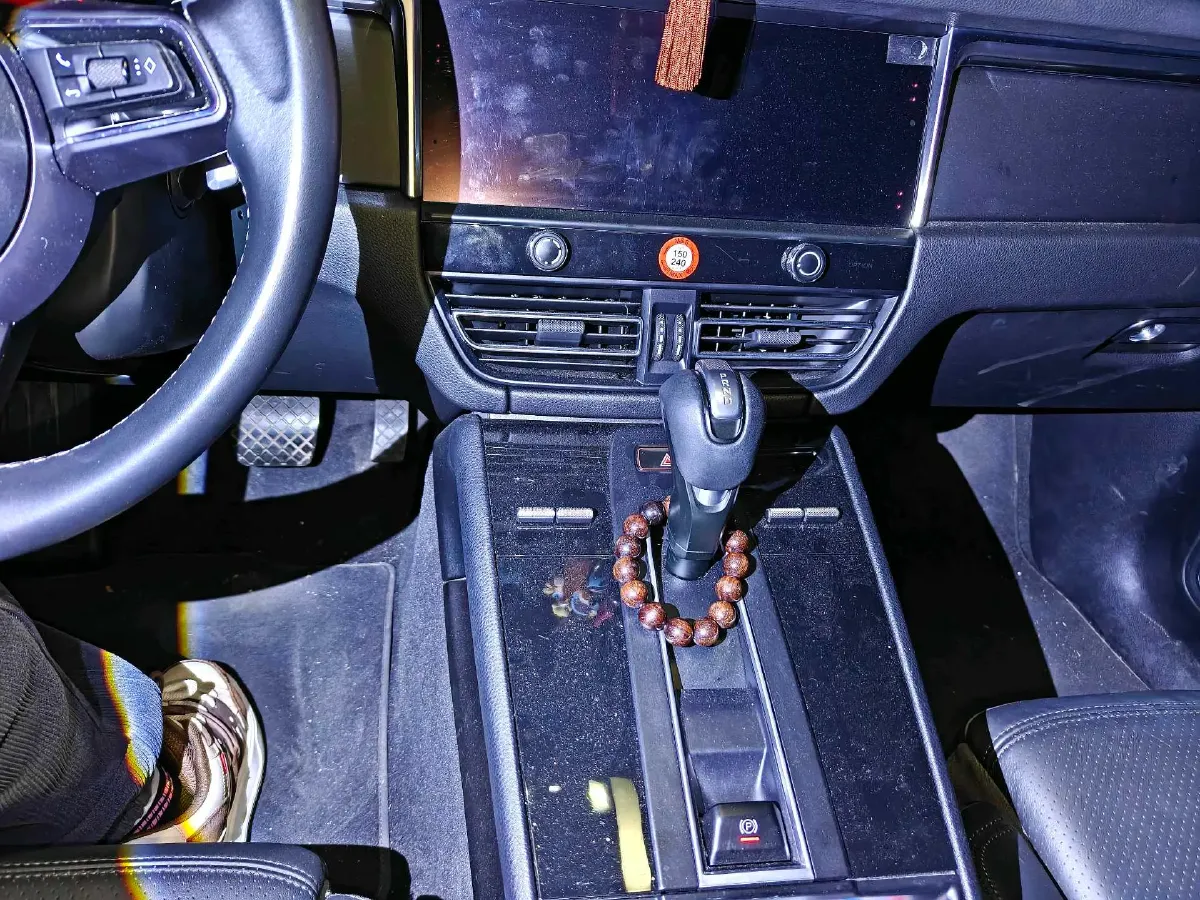 2022 Porsche Macan 2.0T 265HP L4 7DCT,autocango,china used car exporter,china ev exporter,chinese used car exporter,chinese used ev exporter