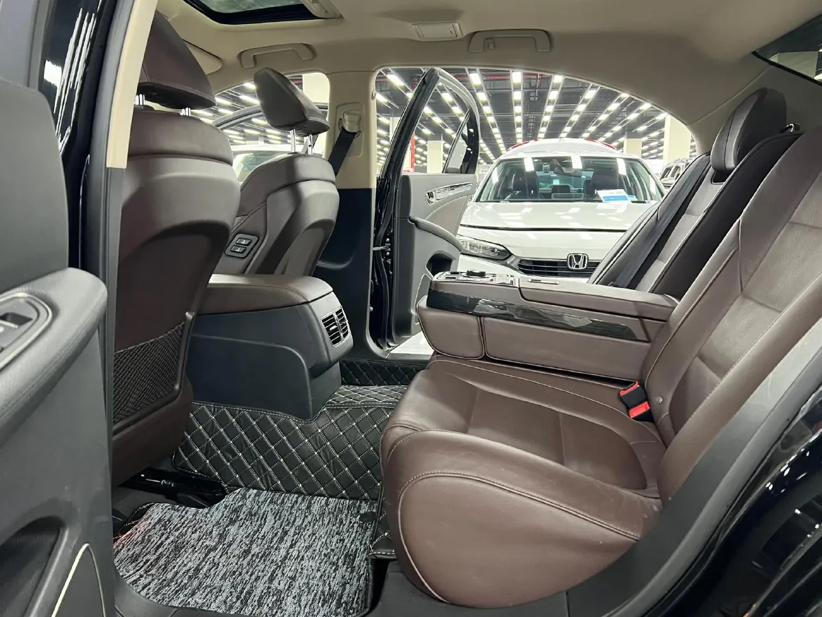 2018 HongQi H7 2.0T 204HP L4 6AT,autocango,china used car exporter,china ev exporter,chinese used car exporter,chinese used ev exporter