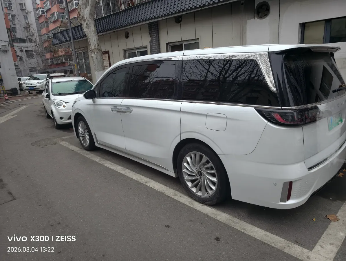 2024 Voyah Dream 1.5T 150HP L4 PHEV 43KWH,autocango,china used car exporter,china ev exporter,chinese used car exporter,chinese used ev exporter
