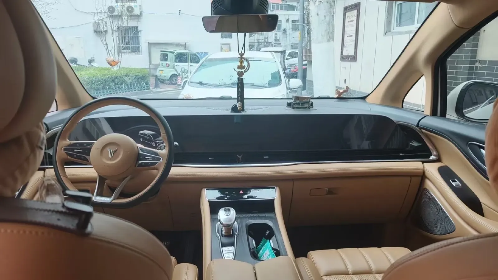 2024 Voyah Dream 1.5T 150HP L4 PHEV 43KWH,autocango,china used car exporter,china ev exporter,chinese used car exporter,chinese used ev exporter