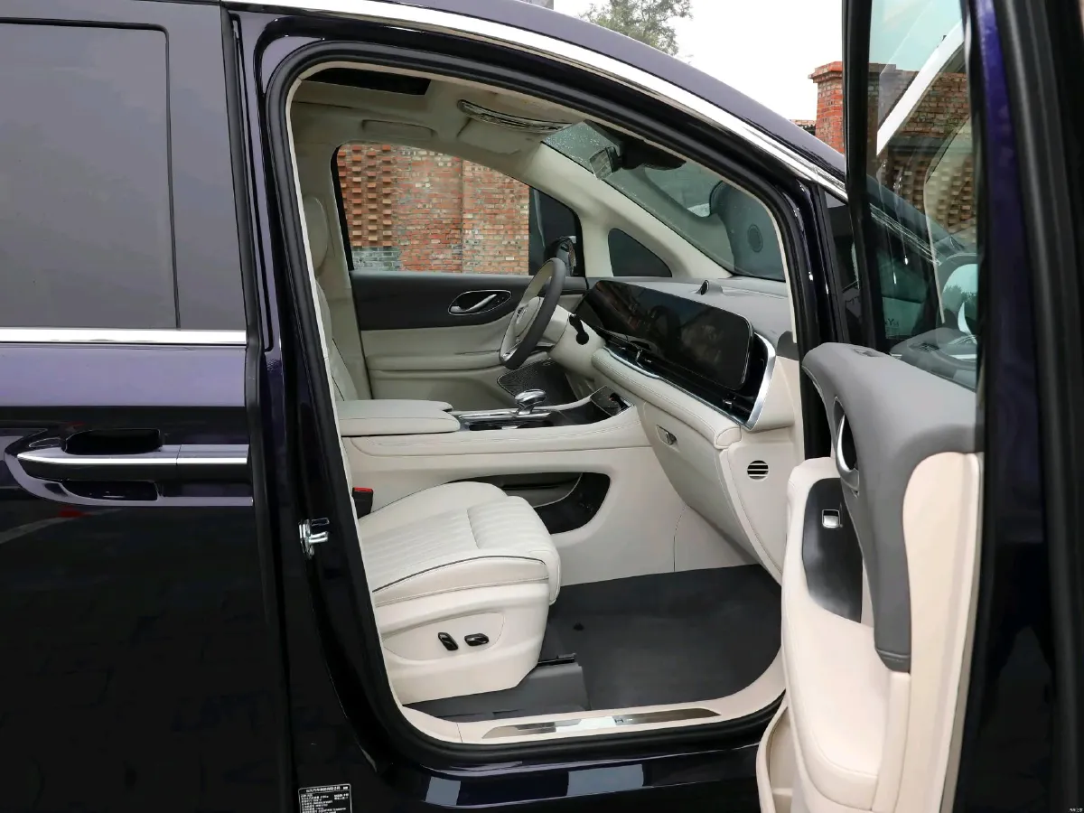 2024 Voyah Dream 1.5T 150HP L4 PHEV 43KWH,autocango,china used car exporter,china ev exporter,chinese used car exporter,chinese used ev exporter