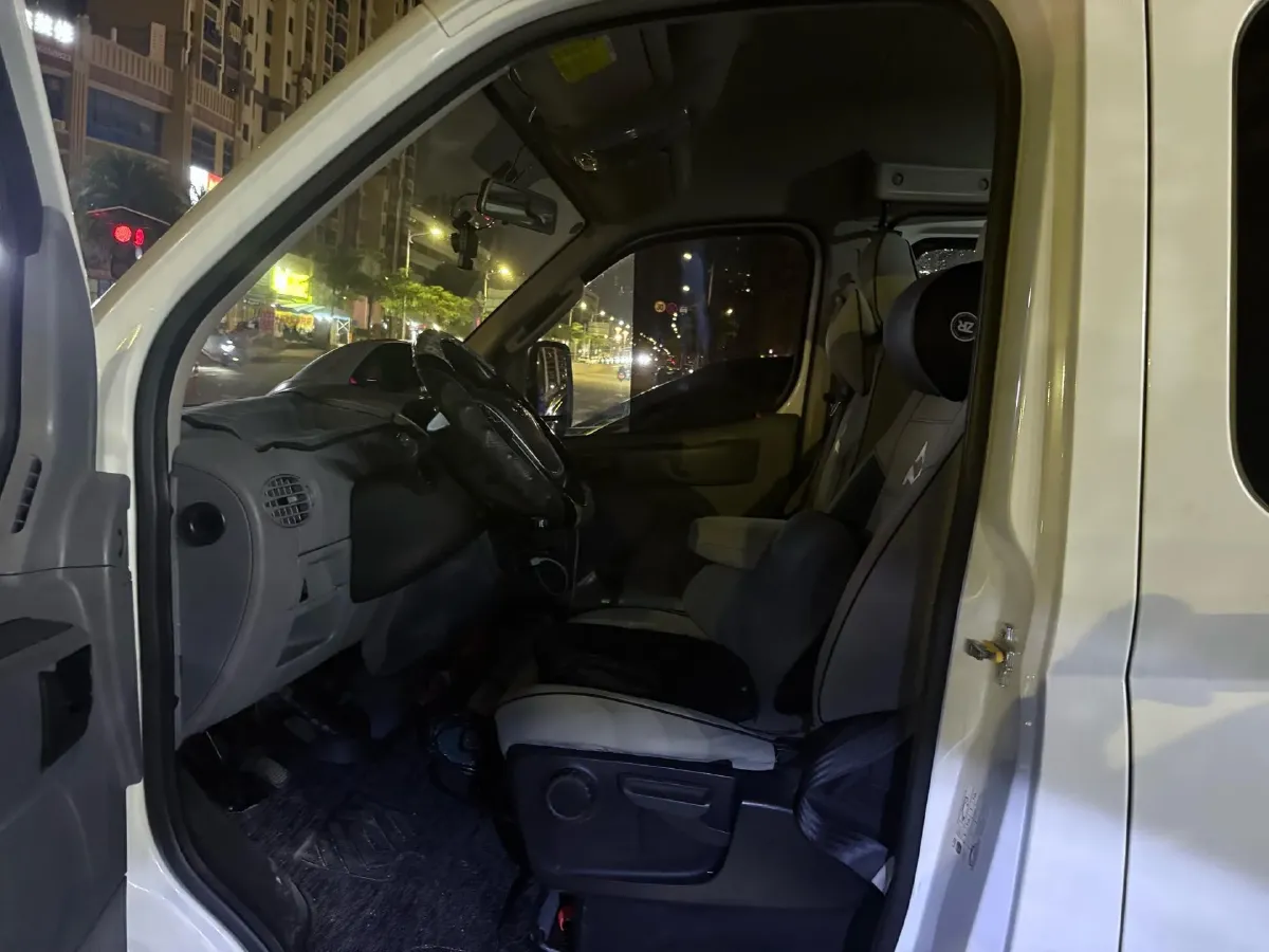 2021 MAXUS XinTu V80 2.0T 139HP L4 6MT,autocango,china used car exporter,china ev exporter,chinese used car exporter,chinese used ev exporter