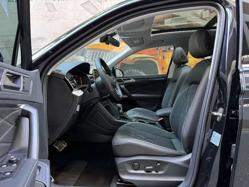 2024 Volkswagen Tiguan L 2.0T 220HP L4 7DCT,autocango,china used car exporter,china ev exporter,chinese used car exporter,chinese used ev exporter