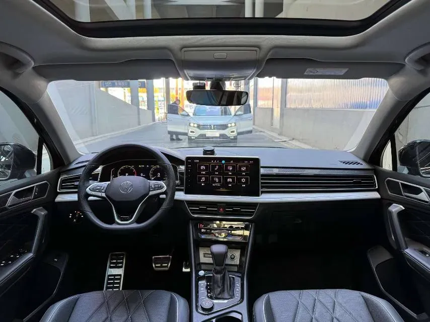 2024 Volkswagen Tiguan L 2.0T 220HP L4 7DCT,autocango,china used car exporter,china ev exporter,chinese used car exporter,chinese used ev exporter