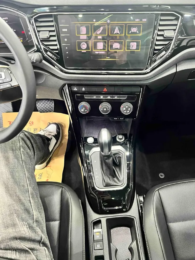 2022 Volkswagen T-Roc 1.4T 150HP L4 7DCT,autocango,china used car exporter,china ev exporter,chinese used car exporter,chinese used ev exporter