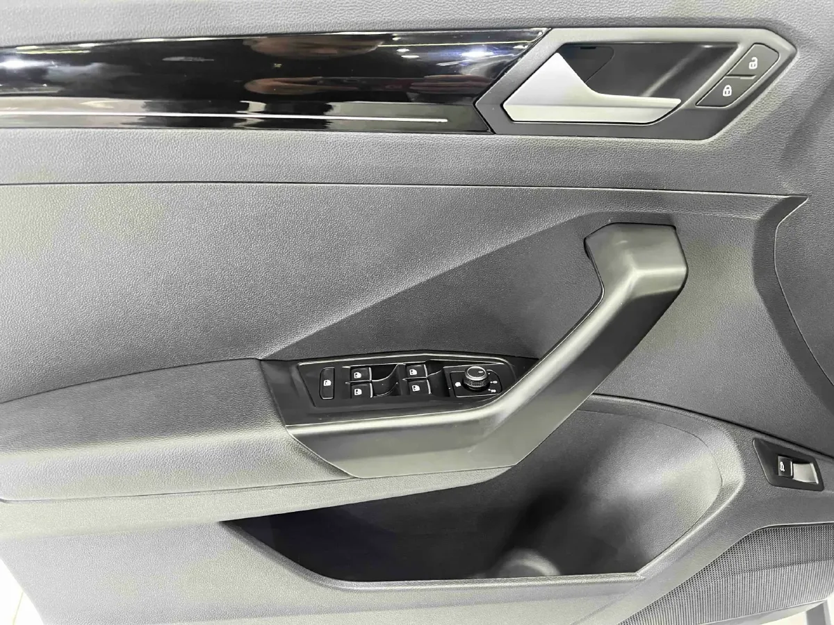 2022 Volkswagen T-Roc 1.4T 150HP L4 7DCT,autocango,china used car exporter,china ev exporter,chinese used car exporter,chinese used ev exporter