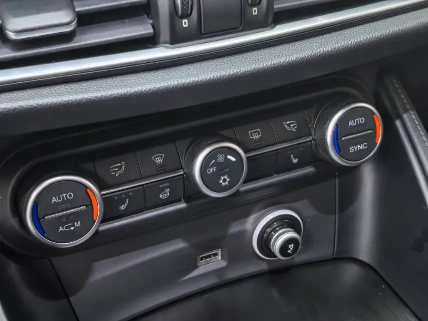 2017 Jaguar XE 2.0T 240HP L4 8AT,autocango,china used car exporter,china ev exporter,chinese used car exporter,chinese used ev exporter