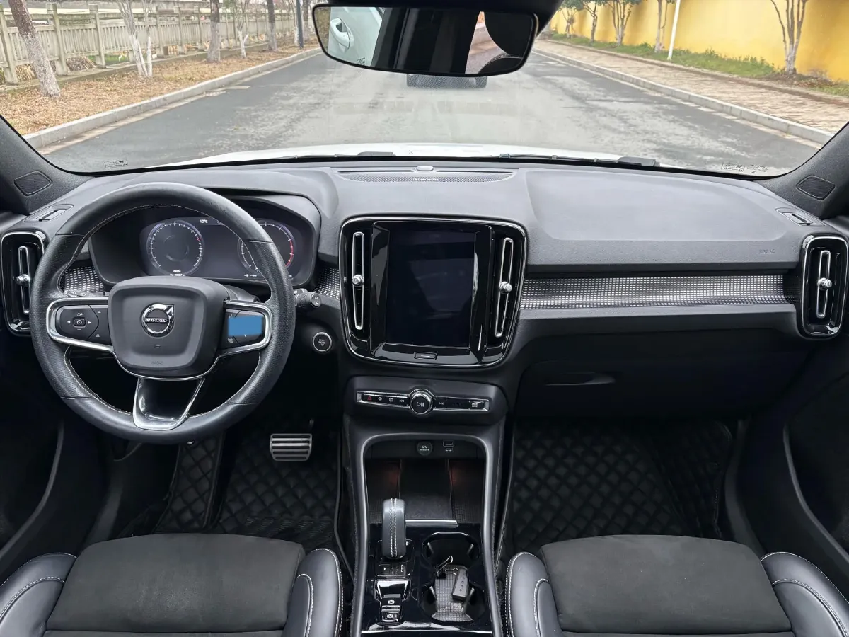 2021 Volvo XC40 2.0T 247HP L4 8AT,autocango,china used car exporter,china ev exporter,chinese used car exporter,chinese used ev exporter