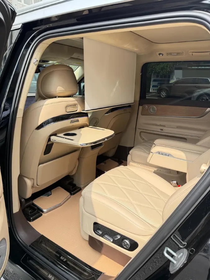 2025 AITO AITO M9 REEV 160HP REEV 52KWH,autocango,china used car exporter,china ev exporter,chinese used car exporter,chinese used ev exporter