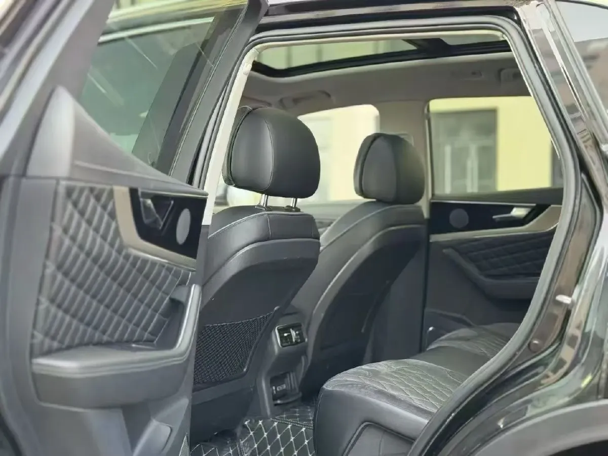 2022 HongQi HS5 2.0T 224HP L4 6AT,autocango,china used car exporter,china ev exporter,chinese used car exporter,chinese used ev exporter